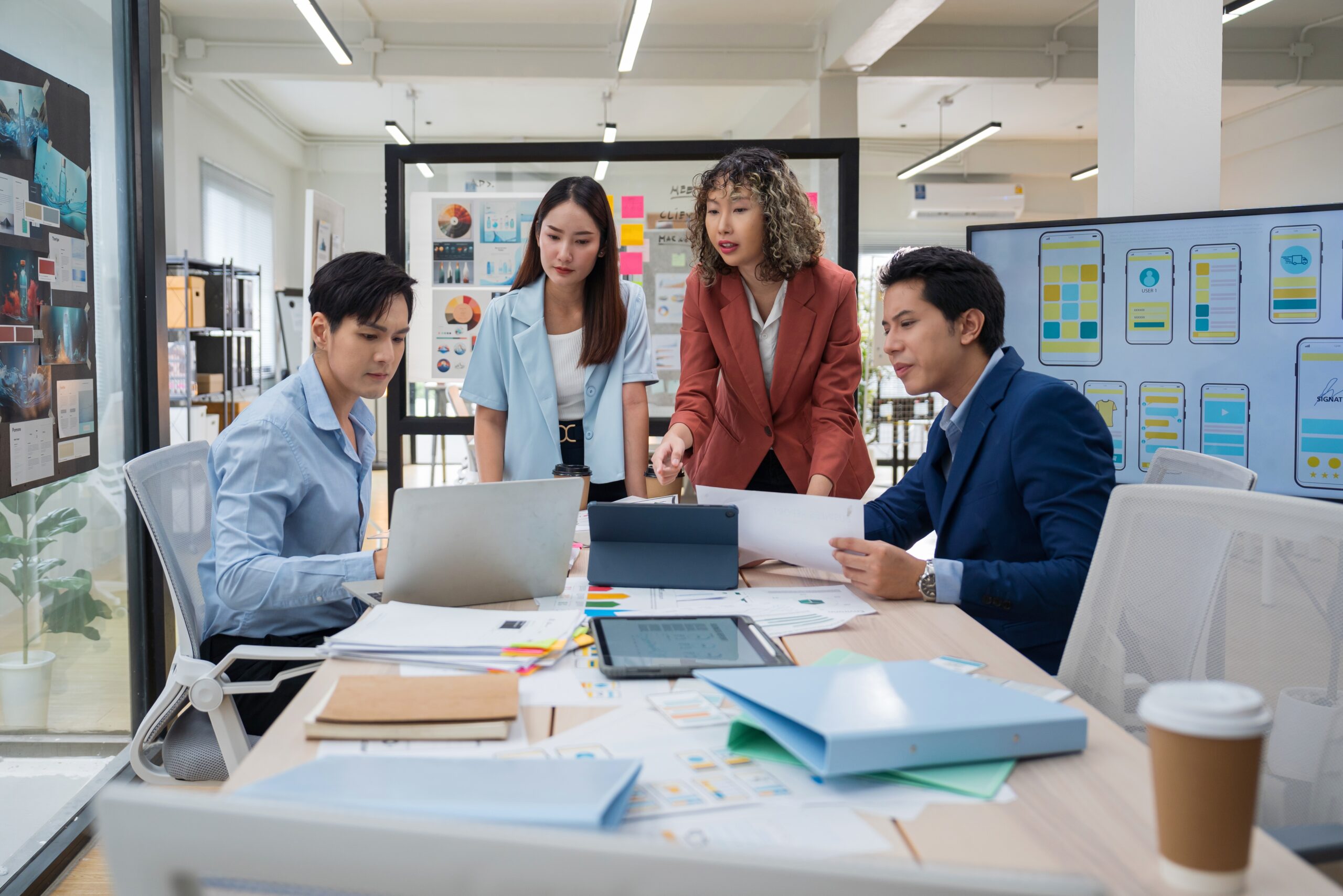Group,Of,Young,Asian,Business,People,Team,Meeting,In,Modern